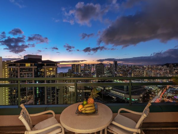 Ocean Views Vacation Penthouse in Honolulu Three Bedroom