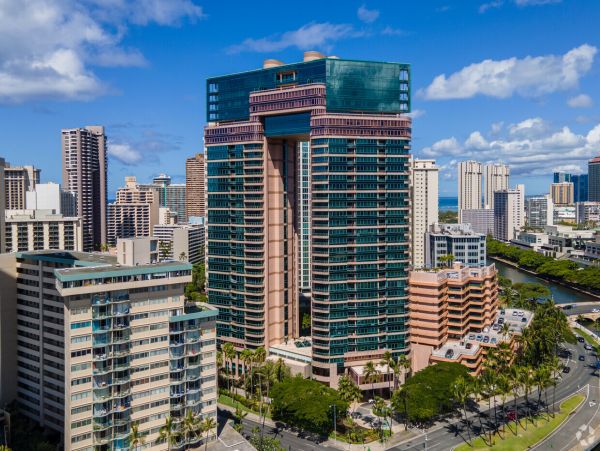 Ocean Views Vacation Penthouse in Honolulu Three Bedroom