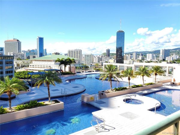 Ocean Views Vacation Penthouse in Honolulu Three Bedroom