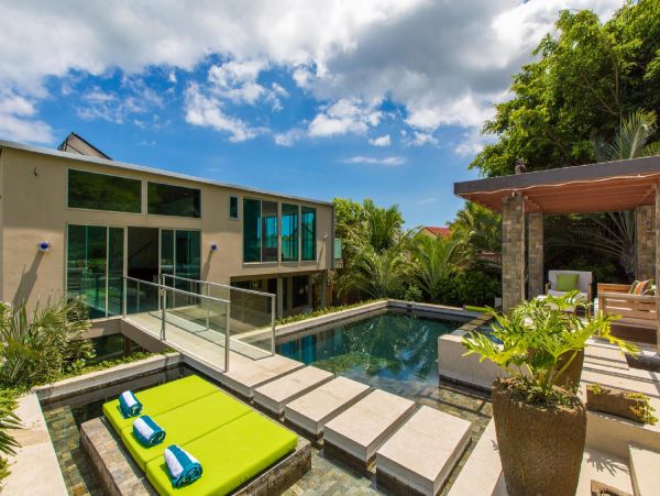 Beautiful Vacation Home in Honolulu Six Bedroom on Beach