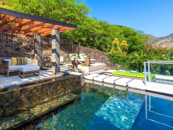 Beautiful Vacation Home in Honolulu Six Bedroom on Beach