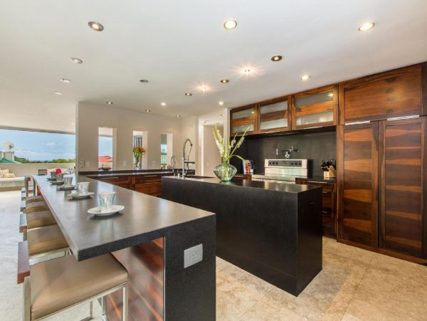Beautiful Vacation Home in Honolulu Six Bedroom on Beach