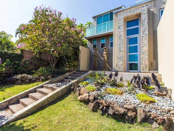 Beautiful Vacation Home in Honolulu Six Bedroom on Beach