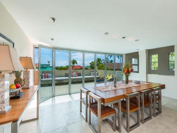 Beautiful Vacation Home in Honolulu Six Bedroom on Beach