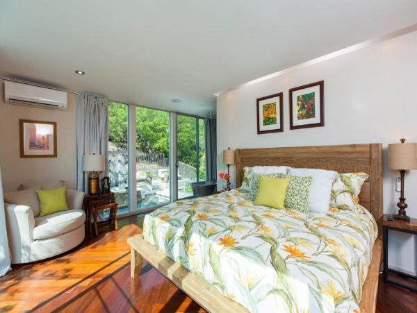 Beautiful Vacation Home in Honolulu Six Bedroom on Beach