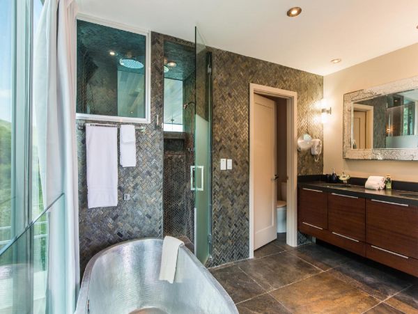 Beautiful Vacation Home in Honolulu Six Bedroom on Beach
