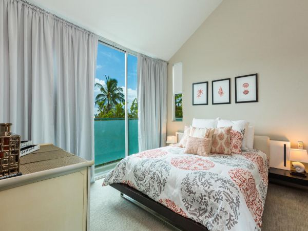 Beautiful Vacation Home in Honolulu Six Bedroom on Beach