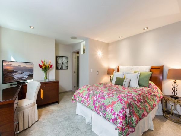 Beautiful Vacation Home in Honolulu Six Bedroom on Beach