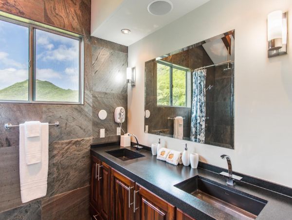 Beautiful Vacation Home in Honolulu Six Bedroom on Beach