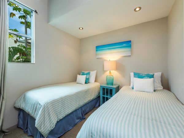 Beautiful Vacation Home in Honolulu Six Bedroom on Beach