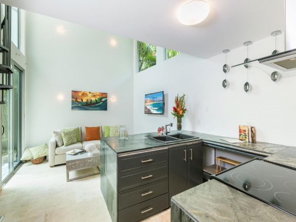 Beautiful Vacation Home in Honolulu Six Bedroom on Beach