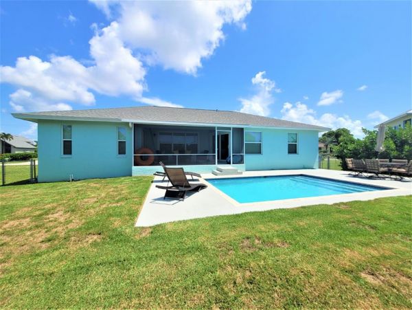 Three Bedroom Vacation Home in Marco Island With Pool