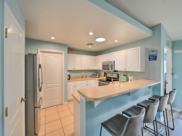 Cape Coral Vacation Home with Private Caged Pool