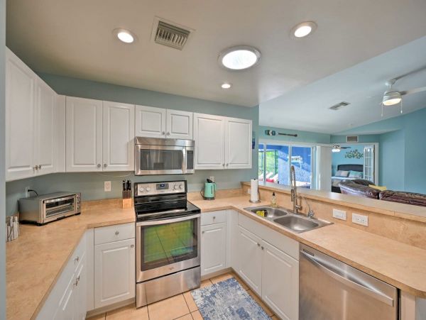 Cape Coral Vacation Home with Private Caged Pool