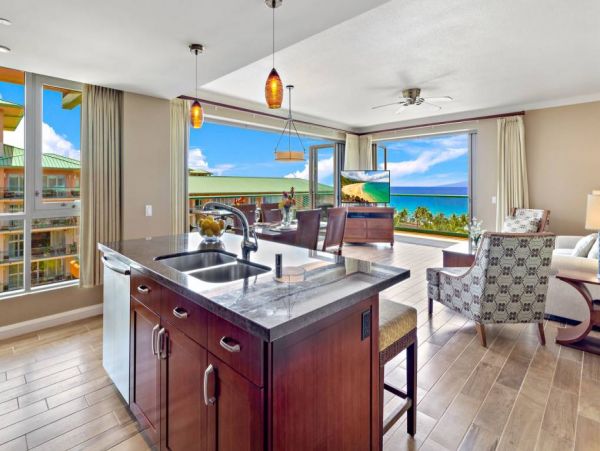 Stunning Vacation Penthouse in Kaanapali Sleeps Six Guests