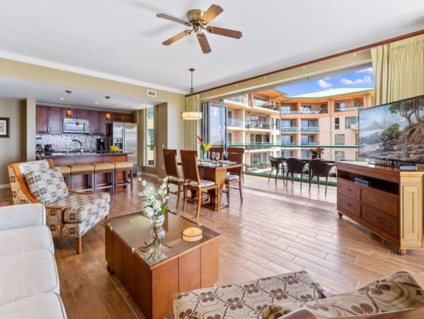 Stunning Vacation Penthouse in Kaanapali Sleeps Six Guests