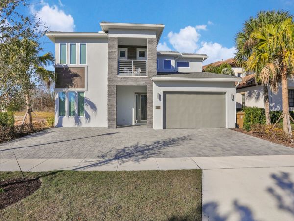 Posh Nine Bedroom Vacation Pool Home in Kissimmee Sleeps 20