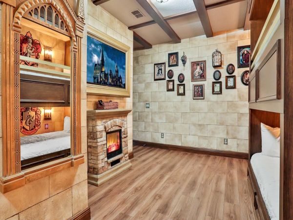 Posh Nine Bedroom Vacation Pool Home in Kissimmee Sleeps 20