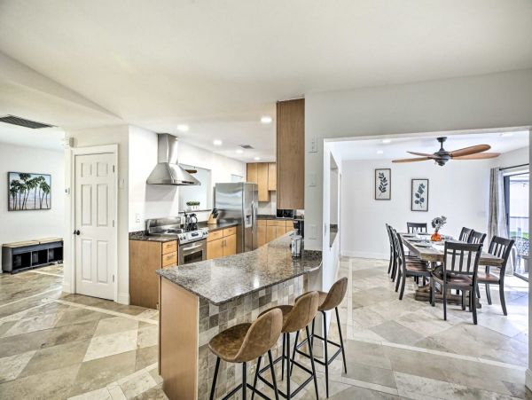 Cape Coral Vacation Rental Private Caged Pool & Canal View
