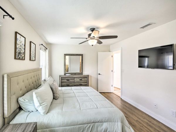 Cape Coral Vacation Rental Private Caged Pool & Canal View