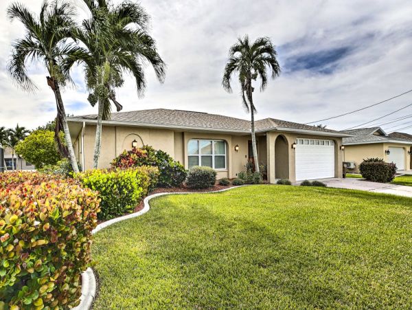 Cape Coral Vacation Rental Private Caged Pool & Canal View