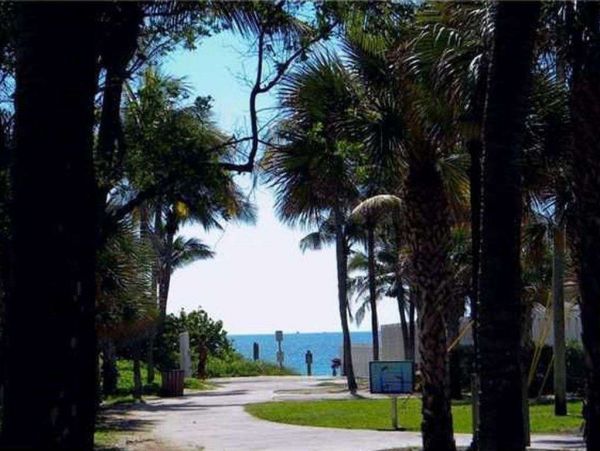 Fort Lauderdale Vacation Home Walk the Path To the Beach!