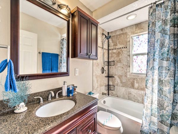 Three Bedroom Well-Appointed Bradenton Home with Private Pool
