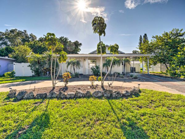 Three Bedroom Well-Appointed Bradenton Home with Private Pool