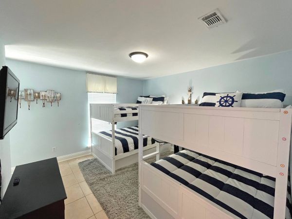 Beautiful Beach Vacation Home Sleeps 18 in Pensacola Beach