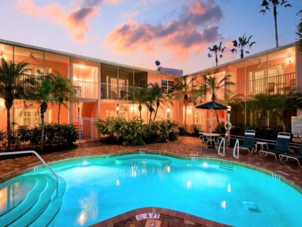 Updated Ground Floor Condo in Siesta Key With Communal Pool