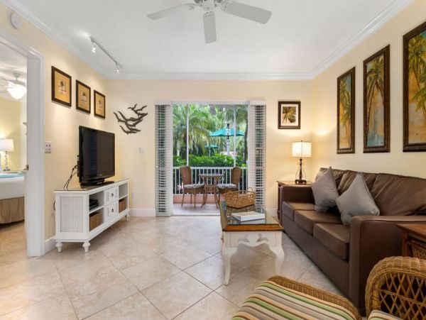 Updated Ground Floor Condo in Siesta Key With Communal Pool