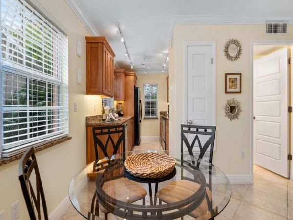Updated Ground Floor Condo in Siesta Key With Communal Pool