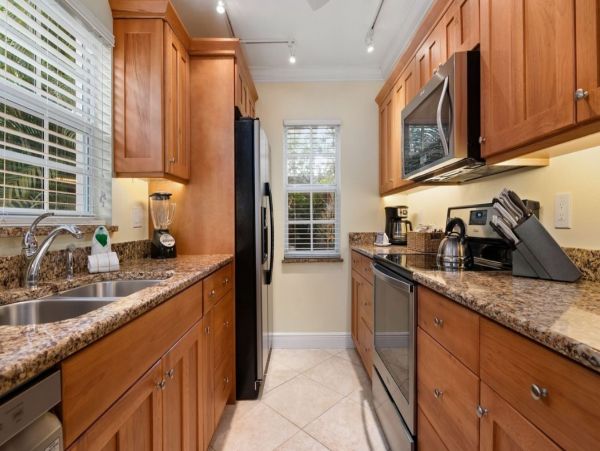 Updated Ground Floor Condo in Siesta Key With Communal Pool