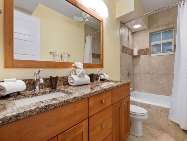 Updated Ground Floor Condo in Siesta Key With Communal Pool