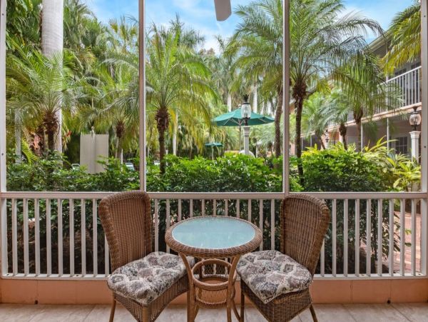 Updated Ground Floor Condo in Siesta Key With Communal Pool