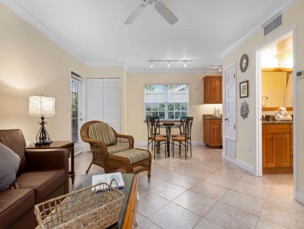 Updated Ground Floor Condo in Siesta Key With Communal Pool
