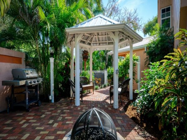 Updated Ground Floor Condo in Siesta Key With Communal Pool