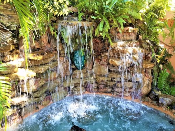 Updated Ground Floor Condo in Siesta Key With Communal Pool