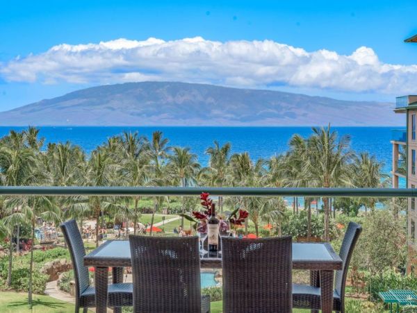 Luxury Oceanfront Vacation Beach Condo in Lahaina 8 Guests