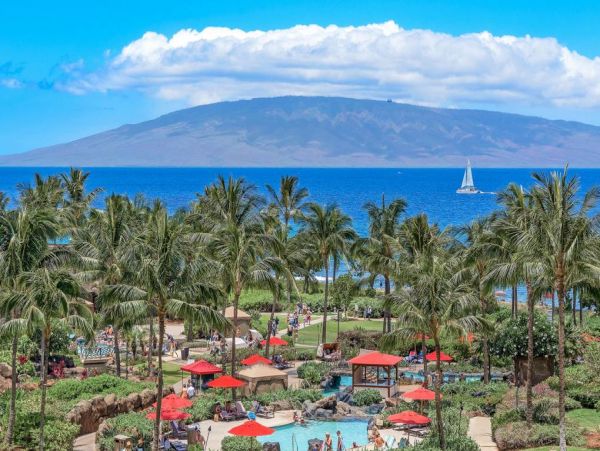 Luxury Oceanfront Vacation Beach Condo in Lahaina 8 Guests