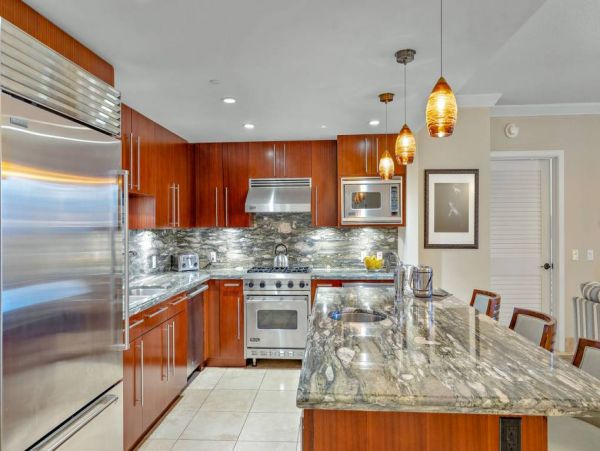 Luxury Oceanfront Vacation Beach Condo in Lahaina 8 Guests