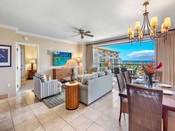 Luxury Oceanfront Vacation Beach Condo in Lahaina 8 Guests