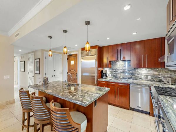 Luxury Oceanfront Vacation Beach Condo in Lahaina 8 Guests