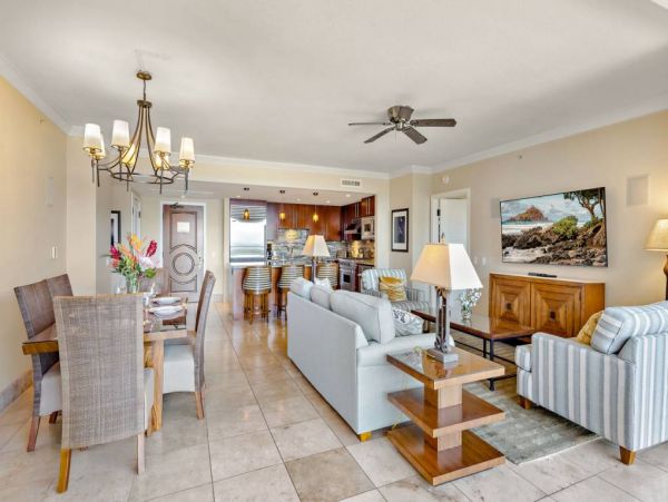 Luxury Oceanfront Vacation Beach Condo in Lahaina 8 Guests