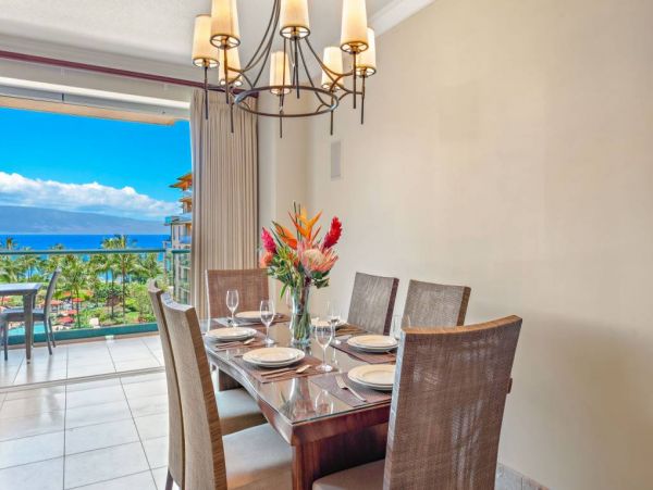 Luxury Oceanfront Vacation Beach Condo in Lahaina 8 Guests