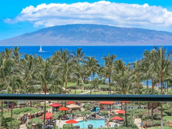 Luxury Oceanfront Vacation Beach Condo in Lahaina 8 Guests