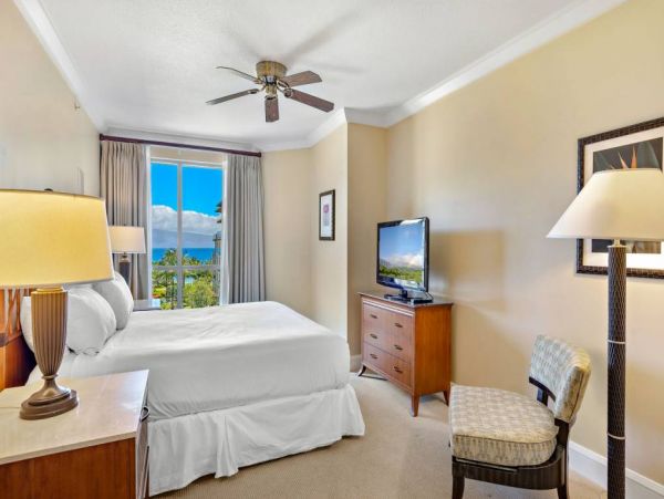 Luxury Oceanfront Vacation Beach Condo in Lahaina 8 Guests