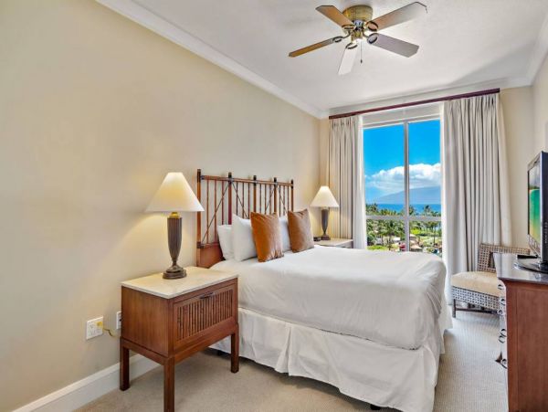 Luxury Oceanfront Vacation Beach Condo in Lahaina 8 Guests