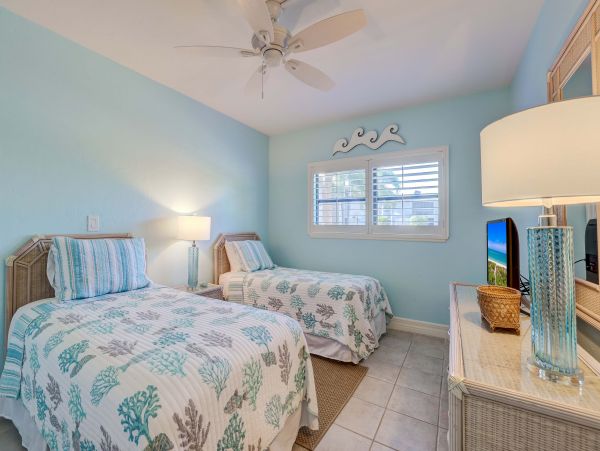 Vacation Condo with Pool and Short Walk to Beach in Sanibel