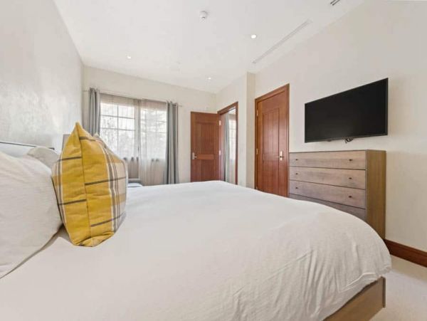 Two Bedroom Plus Den Luxury Vacation Condo in Vail Sleeps 7
